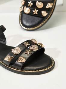 Mini mi #OceanCharm Sandalias planas negras de PU con doble correa, decoración de conchas y estrellas de mar para niñas - Suela con ribete dorado, elegante y lista para el verano - Negro - Ver 5