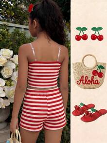 SHEIN Sparklyn Bộ 2 món cho bé gái tuổi teen, áo hai dây và quần short kẻ sọc in hình quả anh đào, trang phục thường ngày ngọt ngào và dễ thương cho kỳ nghỉ. Chất liệu vải dệt kim mềm mại, thân thiện với da, phù hợp cho bãi biển, sân chơi, tiệc sinh nhật và các dịp giải trí khác, cũng có thể mặc để biểu diễn. - Đỏ - Xem 2