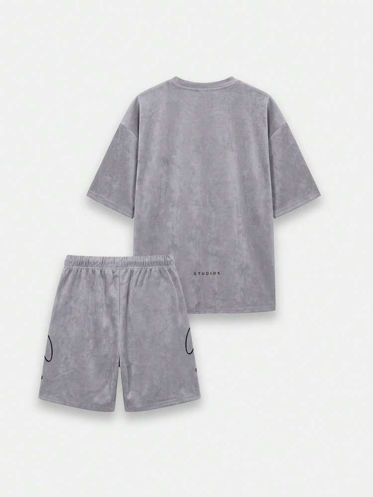 Conjunto de Camiseta Cinza de Veludo Oversized e Shorts Co Ord com Impressão de Logotipo em Estilo de Assinatura, Roupa Casual de Verão para Descanso