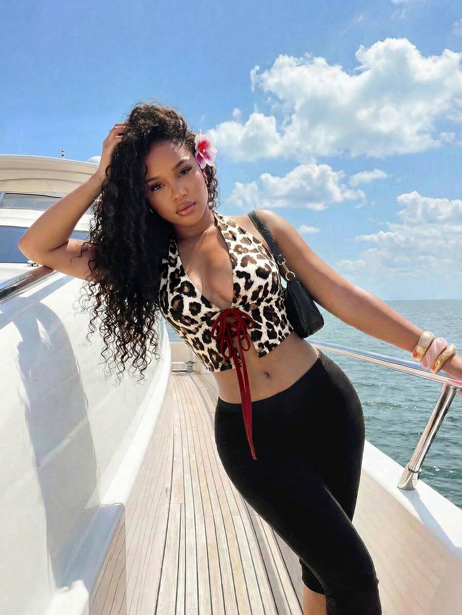 BamGleam Top cropped de malha com estampa de leopardo e detalhes contrastantes, modelagem frente única, para mulheres, coleção primavera/verão 2026. - Castanho - Ver 1