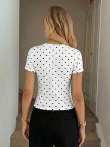 SHEIN LUNE 休闲简约复古优雅百搭暖白波点印花图案，适合海滩、度假、女士夏季穿着，女士圆领修身短袖T恤，春夏款。 - 彩色 - 查看 2