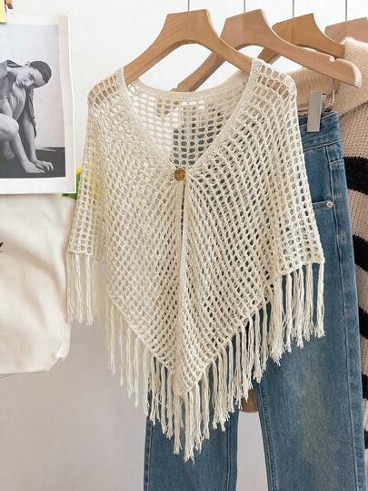 SHEIN Franclia Trang phục mùa hè mới cho nữ, Áo choàng poncho dệt kim màu trắng ngà - Cổ chữ V dáng tam giác, cài một nút, chi tiết tua rua ở gấu áo, nét quyến rũ boho và phong cách biển cả.