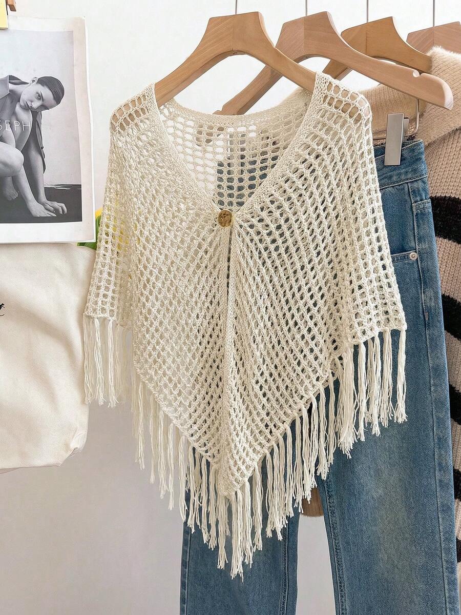 SHEIN Franclia Trang phục mùa hè mới cho nữ, Áo choàng poncho dệt kim màu trắng ngà - Cổ chữ V dáng tam giác, cài một nút, chi tiết tua rua ở gấu áo, nét quyến rũ boho và phong cách biển cả. - Màu be - Xem 1