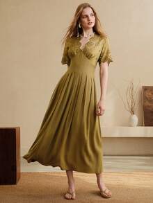 Arave 女士复古棉质V领镂空刺绣花卉腰部褶裥A字连衣裙，适合日常通勤 - 綠色 - 查看 3