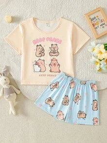 SHEIN GraphicGems 两件套女童家居服，圆领短袖短裤，夏季清新淡雅的黄色和浅蓝色可爱卡通动物水豚字母印花，休闲家居服，柔软针织面料，舒适透气，时尚别致，现代潮流，高品质睡衣套装，适合日常穿着。 - 彩色 - 查看 5