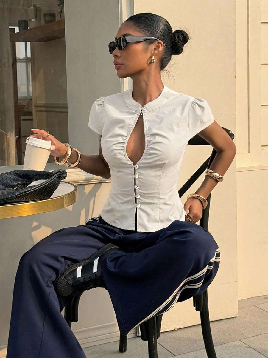 Muchica Blusa ajustada de manga corta con cuello perforado, de estilo casual/trabajo, de color blanco, para verano - Blanco - Ver 1