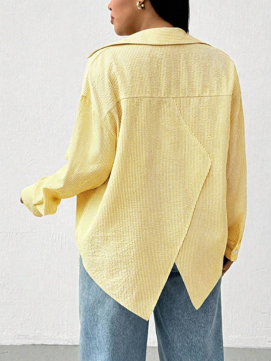 SHEIN Essnce 大码女装春夏时尚休闲宽松舒适日常百搭显瘦蓝色纽扣长袖衬衫,后开衩,春季穿搭,女士衬衫,简约风格,工作上衣,条纹衬衫 - 淡黃色 - 查看 1