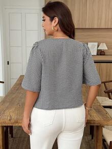 SHEIN LUNE Blusa de mujer talla grande con cuello redondo, bajo a cuadros con volantes y contraste de color en las mangas cortas, para primavera/verano - Blanco y Negro - View 2