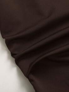 SHEIN Mädchen Tweens Lässiges klassisches braunes Twist-Einschulter-Shirt mit Rosen-Knopf-Dekor, eleganter Slim-Fit-T-Shirt für den Alltag - Braun - Übersicht 7