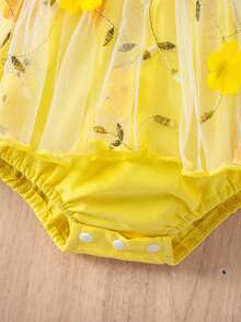 SHEIN Vintaside Kids Babyflicka Semesterlappsmönster 3D Blommig Dekor Mesh Volang Romper Med Mössa - Gul - Visa 5