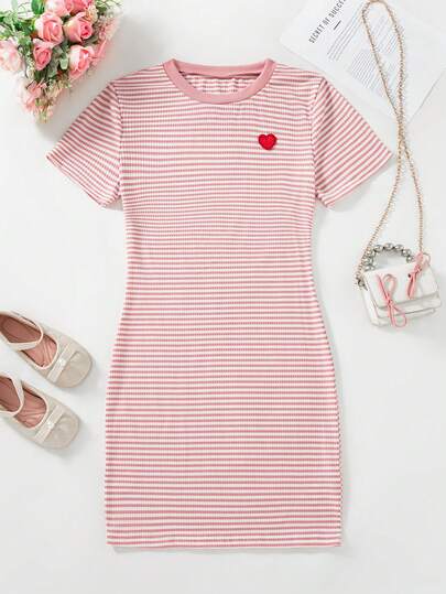 Đầm dệt kim kẻ sọc in hình trái tim mùa xuân/hè cho bé gái, chất liệu mềm mại, cổ tròn, tay ngắn, tươi tắn và ngọt ngào, phù hợp cho các buổi đi chơi, mặc thường ngày và đi nghỉ mát.