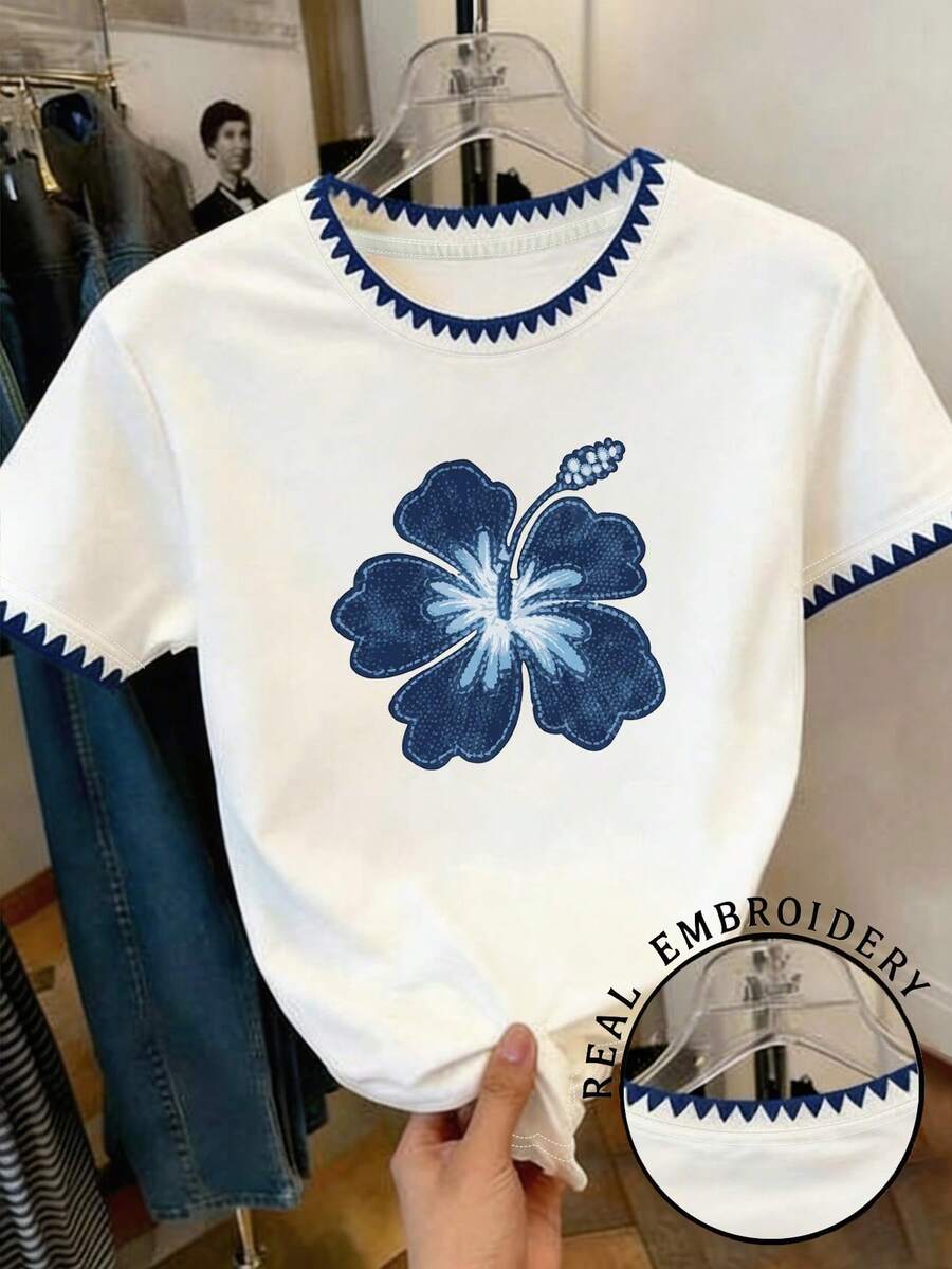 少女夏季圆领短袖休闲百搭T恤,白色底,饰以藏蓝色刺绣蕾丝花边和蓝色花卉印花,适合夏季外出、返校季和日常休闲穿着。 - 白色 - 查看 1