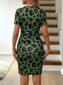 Vestido casual, elegante y de vacaciones para mujeres con cuello redondo, manga corta, fruncido, envolvente, bajo asimétrico y cintura ajustada, estampado de leopardo vintage - Verde militar - Ver 2