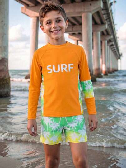 SHEIN 2 piezas Conjunto de traje de baño para niños preadolescentes, estilo tropical de surf, bloque de color naranja vibrante y amarillo-verde degradado con estampado de palmeras, gráfico de letra "SURF", top de protección solar de manga larga y pantalones de baño a juego estampados, tela de punto, elegante, casual, fresco, adecuado para nadar, vacaciones de verano, playa, fiesta en la piscina