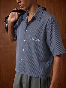 AKNOTIC Camisa casual de bolsillo de manga corta con rayas y bordado de letras para hombre - Azul Marino - Ver 5