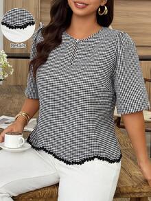 SHEIN LUNE Blusa de mujer talla grande con cuello redondo, bajo a cuadros con volantes y contraste de color en las mangas cortas, para primavera/verano - Blanco y Negro - View 1