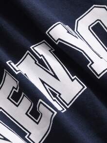 DAZY Playera gráfica con carta escolar para hombre con hombros caídos - Azul Marino - Ver 9