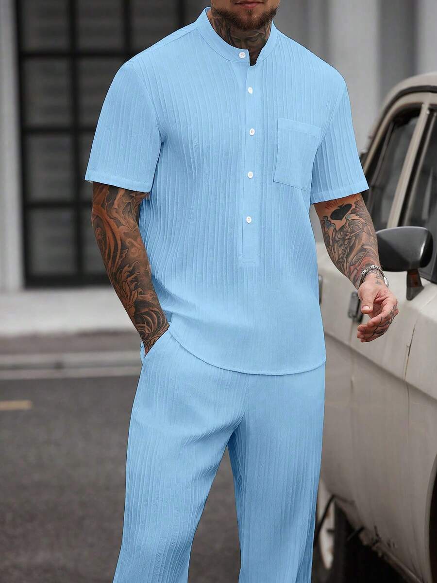 Manfinity CasualCool 男士休闲度假通勤纯色纹理面料立领半扣短袖衬衫及长裤套装,春夏秋季 - 淺藍色 - 查看 1