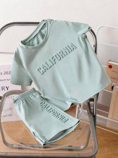 SHEIN Genkimix Kids Bộ 2 món thời trang hè cho bé trai, kiểu dáng thể thao năng động, dễ thương, gồm áo thun và quần short, thích hợp mặc hàng ngày, đi học, đi chơi, đi nghỉ mát, tụ họp và các dịp khác, lý tưởng cho mùa hè.