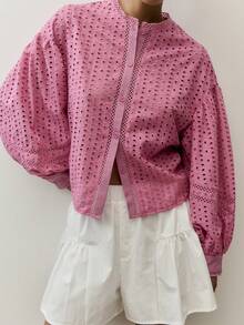 Áo kiểu Broderie Anglaise màu hồng với cổ áo đứng và hàng cúc phía trước, điểm xuyết những chi tiết trang trí tinh tế, cùng tay áo dài rộng thùng thình có cổ tay bo. Phù hợp cho cả công sở và cuối tuần, mùa xuân, hè, lễ hội, kỳ nghỉ. - Hồng - Xem 6