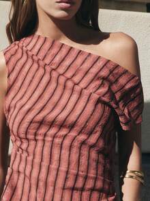 Nöista Áo ôm dáng với họa tiết sọc chéo đỏ đen, cổ áo bất đối xứng hở một bên vai, có chút nhún bèo ở hai bên. Áo nữ mùa xuân, mùa hè, áo đi nghỉ mát, áo mặc thường ngày. - Đỏ - Xem 5