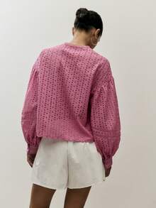 Áo kiểu Broderie Anglaise màu hồng với cổ áo đứng và hàng cúc phía trước, điểm xuyết những chi tiết trang trí tinh tế, cùng tay áo dài rộng thùng thình có cổ tay bo. Phù hợp cho cả công sở và cuối tuần, mùa xuân, hè, lễ hội, kỳ nghỉ. - Hồng - Xem 2