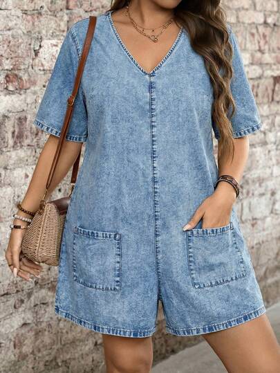 SHEIN CURVE+ Bộ áo liền quần denim tay ngắn cổ chữ V cỡ lớn, có túi, thích hợp cho mùa hè, lễ hội, đi làm, nghỉ mát, tốt nghiệp, phong cách Y2K, dễ thương, đường phố, dự tiệc, đám cưới, thanh lịch, công sở, đi biển, tốt nghiệp, thường ngày. Áo liền quần denim cỡ lớn cho nữ, màu sáng, cổ chữ V, tay ngắn, có túi phía trước.