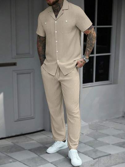 Manfinity CasualCool Bộ 2 món nam gồm áo sơ mi ngắn tay màu trơn có họa tiết và quần ống rộng cạp chun, kiểu dáng thoải mái, quần áo nam.