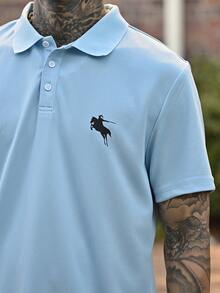 Devon Thys Bộ áo polo tay ngắn và quần short dây rút in logo Hiệp sĩ dành cho nam, trang phục thường ngày thoải mái phù hợp cho mùa hè, nhẹ nhàng và dễ chịu, thích hợp cho bãi biển, ở nhà và hoạt động ngoài trời. - Màu xanh lam - Xem 3