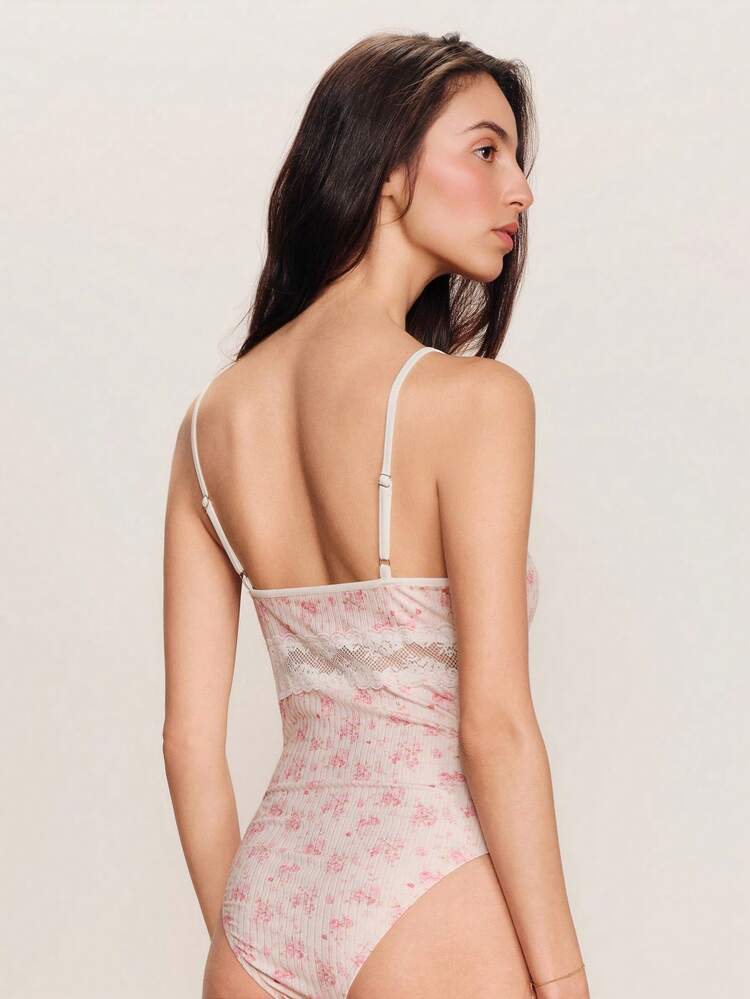 Body fleuri rose avec détails de dentelle. Style français, style parisien pour les sorties et les vacances