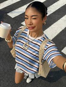 Muchica 女士休闲简约圆领撞色条纹印花宽松短袖T恤，适合夏季、户外、街头、机场、海滩、时尚、度假、假日、返校等场合。 - 彩色 - 查看 4