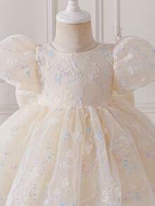 SHEIN Glamorique Kids 女婴公主裙，花童裙，夏季礼服，生日派对、婚礼、节日舞会礼服，舞会礼服，超大蝴蝶结，杏色薄纱，3D立体花朵公主裙，中东、欧洲和美洲，四季皆宜 - 杏色 - 查看 5