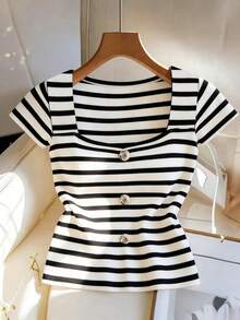 GlowEve 女士法式极简修身条纹针织休闲短袖T恤，春夏款，宽松版型，适合通勤，日常穿着尽显优雅。优雅、休闲、女士休闲、浪漫、约会、时尚休闲通勤装、商务办公装、百搭时尚日常休闲装、都市教师职业装 - 黑與白 - 查看 1