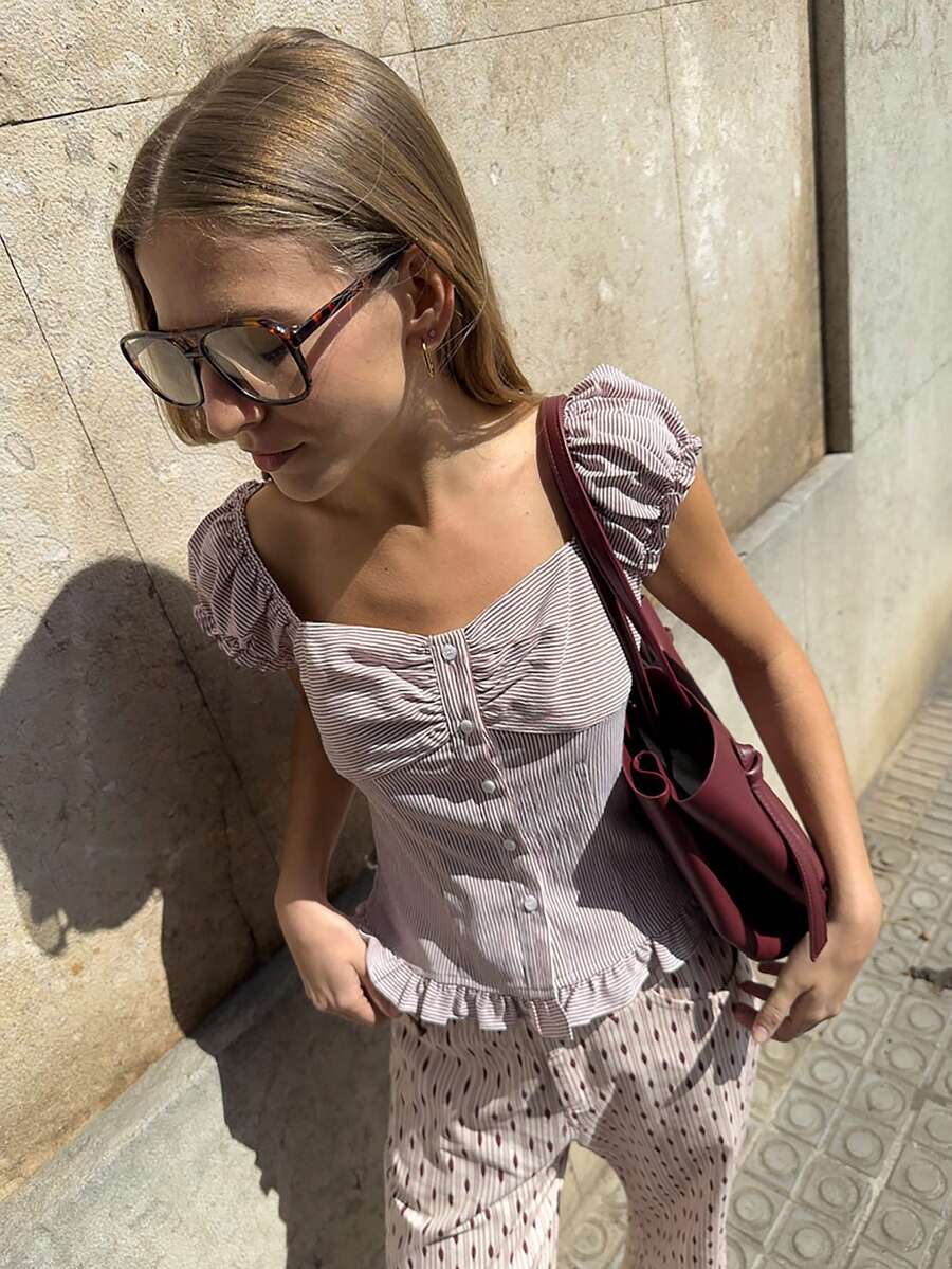 Nöista 这款条纹修身短款上衣散发着法式复古少女风情。甜美的心形领口、泡泡袖和荷叶边细节设计,搭配透气舒适的面料,使其成为春夏约会、日常穿着和度假的理想之选。对于喜爱法式浪漫风格的女孩来说,这无疑是一件完美单品。 - 棕色 - 查看 1