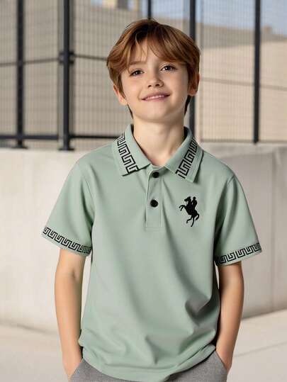 SHEIN Vacaura Áo polo tay ngắn in hình hiệp sĩ, phong cách thường ngày mùa hè cho bé trai, thích hợp đi làm, đi nghỉ mát.