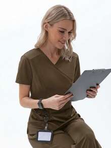 TaskEZ 女士哑光裹身式上衣，带两个口袋，后背公主线剪裁 - 卡其色 - 查看 9