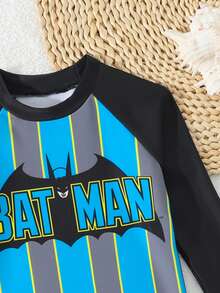 BATMAN X SHEIN GraphicGems 男童联名款印花长袖防晒泳衣，适合海滩度假、游泳派对、泳池、沙滩派对等场合。 - 彩色 - 查看 4