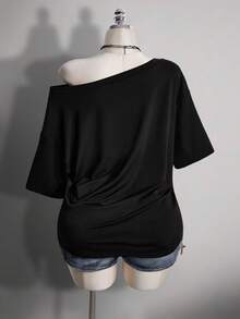 SHEIN ICON Áo thun nữ cỡ lớn họa tiết punk đính đá lấp lánh, vai lệch, dáng rộng - màu đen - Xem 2