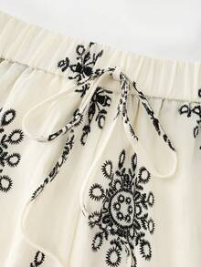 Franclia Set di canotta con collo alla halter e pantaloncini larghi con coulisse a stampa floreale, stile femminile adatto per viaggi estivi e attività all'aperto - Bianco - Visualizzare 3