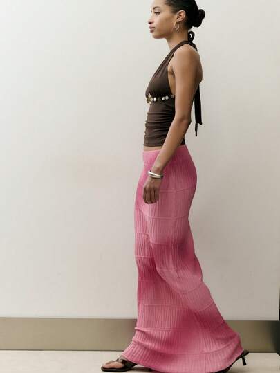 Nöista Chân váy maxi dệt kim họa tiết sọc chéo nổi bật với chất liệu vải dệt kim co giãn. Hoàn hảo cho những buổi chiều thư giãn bên hồ bơi, dạo bộ ven biển, nghỉ dưỡng, lễ hội âm nhạc, trang phục ngày lễ, phong cách bên hồ bơi, mùa xuân, phong cách hoàng hôn và trang phục đi biển.