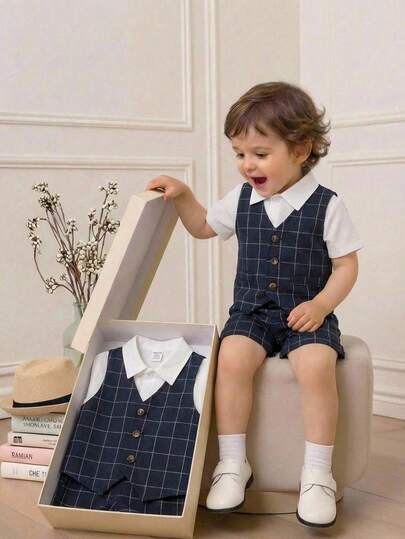 SHEIN Bộ 2 món áo vest và quần short kẻ caro cho bé trai/bé gái, thích hợp cho tiệc sinh nhật, tiệc tối, biểu diễn, đám cưới, tiệc mừng em bé chào đời, lễ kỷ niệm sinh nhật lần thứ nhất.