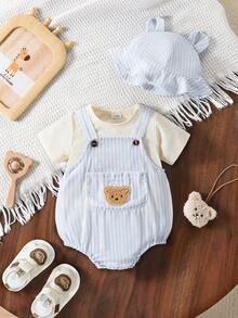 SHEIN Playful Pals 这款男婴两件套包括一件蓝白条纹圆领T恤和一件露背连衣裙，以及同系列的熊耳遮阳帽。风格可爱、柔和、休闲。采用针织和梭织面料，宽松版型，露肩纽扣设计，肩带可调节，胸前口袋饰有立体小熊图案。适合新生儿月圆、百日宴、参加派对、户外散步等场合。 - 藍白色 - 查看 4