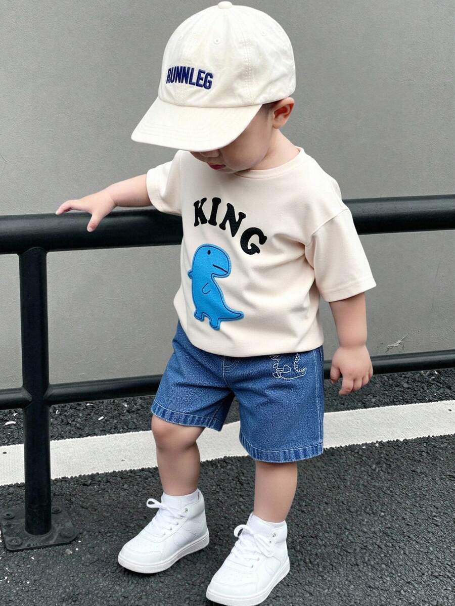 SHEIN Playful Pals 幼童男童可愛恐龍套裝 米色卡通圖案T恤與牛仔短褲 嬰幼兒兒童夏季海灘休閒白色服飾套裝 3歲 - 藍色 - 查看 1