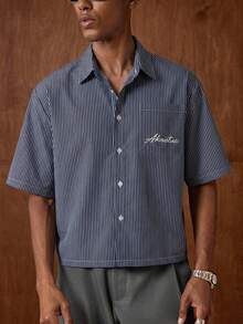 AKNOTIC Camisa casual de bolsillo de manga corta con rayas y bordado de letras para hombre - Azul Marino - Ver 2