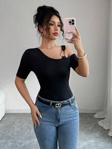 SHEIN PETITE تي شيرت نسائي أسود صيفي مثير أنيق للخروجات الليلية بأكمام قصيرة وياقة غير متماثلة وعناصر معدنية، مقاس صغير ملائم كاجوال ضيق - الأسود - مشاهدة 6