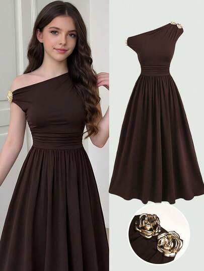 SHEIN Đầm midi xếp ly thanh lịch dành cho nữ tuổi teen, không tay, cổ lệch, trang trí khóa kim loại, màu nâu, thích hợp cho việc đi làm.