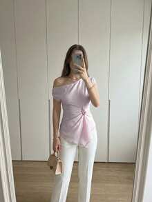 Modelyn 女士优雅不对称肩部金属纽扣衬衫，适合日常穿着，优雅高贵，适合女性穿着，是夏季女士上衣的理想之选。 - 粉色 - 查看 5