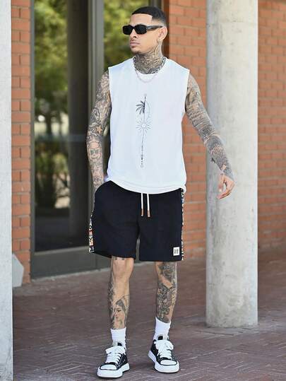 Devon Thys 夏季男士灯芯绒拼接印花抽绳短裤，侧边系带休闲百慕大短裤。透气纹理面料，宽松版型，系带设计，百搭显瘦，街头复古美式短裤，采用竖条纹纹理面料和几何印花，饰有品牌标志贴片。