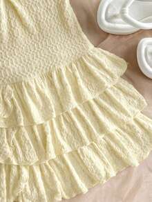SHEIN Vestido Mini de Férias para Meninas Pré-Adolescentes com Busto Franzido Elástico, Decote com Laço, Laço e Franzido em Camadas, Pode Ser Usado por Dentro ou por Fora, Vestidos de Verão, Vestido Branco Sólido - Amarelo - Visão 4