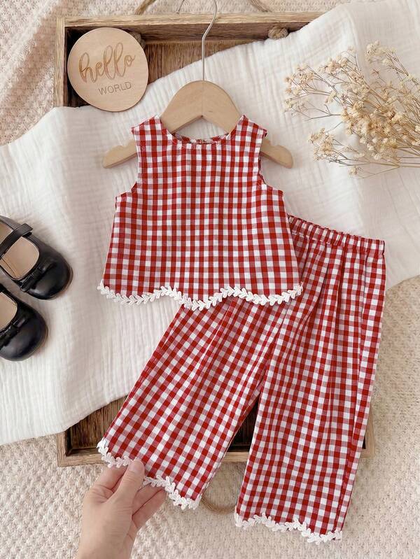 Bộ đồ thường ngày cho bé gái: Áo ba lỗ cổ tròn kẻ caro và quần ống rộng.